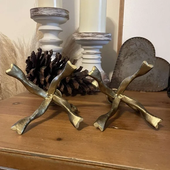 Set of 2 Gold Metal Bow Pillar candle holders - Picture 5 of 5